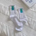 Witte sokken halverwege de kalf met schattige turquoise smiley patch, zacht katoen voor dagelijks. - Eén maat / Wit