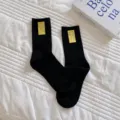 Zwarte middelhoge sokken met een schattig geel smiley stoffen label, comfortabele dagelijkse casual kleding. - Eén maat / Zwart