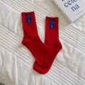 Rode middelhoge sokken met vrolijk smiley stoffen label, casual eenvoudige dagelijkse stijl. - Eén maat / Rood