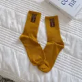 Mosterdgele halverwege kuit sokken met schattige glimlach patch voor dagelijks gebruik. - Eén maat / Gembergeel