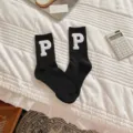 Calcetines negros de tubo medio con parche bordado de la letra P blanca, ropa cálida y cómoda. - Talla única / Calcetines Negros + P Blanco