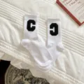 Chaussettes mi-hautes blanches avec patch lettre C noir, chaussettes décontractées en coton. - Taille Unique (EU 34-39) / Chaussettes Blanches avec C Noir