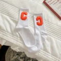 Weiße Baumwollsocken mit orangem Plüsch-Buchstaben C, warme bequeme Freizeitsocken für Damen - Einheitsgröße (EU 34-39) / Weiße Socken mit Orangenem C