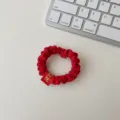 Rotes Haar-Scrunchie mit gesticktem Etikett, festliches Haargummi fuer taeglichen Gebrauch. - Großer Haargummi - Schöne Blume