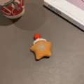 Weihnachts-Plüschstern Haarklammer mit Mini-Weihnachtsmütze und Schneeflocken-Stickerei. - Oranger Stern Brosche
