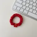 Rotes plissiertes Haargummi mit glücklicher Stickerei, festliches Haaraccessoire für Frauen. - Großer Haargummi - Prüfung Erfolg
