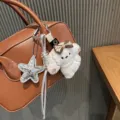 Süßer Plüschwelpen Taschenanhänger mit Perlen und Stern für koreanische Handtaschen. - Weiß Perlenkette Hund