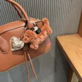 Niedlicher Plüsch Dackel Welpe Schlüsselanhänger Tasche Anhänger mit goldenem Herz für Autos. - Brauner Schleife Dackel