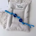Beige Stofftasche mit blauem geflochtenem Lanyard und Anhängern, trendiger Taschenanhänger. - Dunkelblau