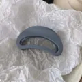 Matte minimalistische Halbmond Haarklammer, elegante graublaue Haarspange für Damen Styling. - Grau