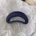 Matte marineblaue Sichel-Haarklammer für elegante Damen-Styling, großes hohles Design Alltag. - Marineblau