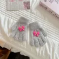 Süße Winter Korallenfleece Handschuhe für Kinder mit rosa Schleifen, weiche warme Strickhandschuhe. - Geeignet für 3-6 Jahre / Graue Handschuhe + Rosenrote Schleife
