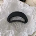 Schwarze, matte Haarklammer in Halbmondform mit Aussparung für elegante Frisuren und Alltag. - Schwarz