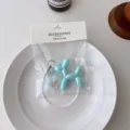 Acryl Ballon Hund Schlüsselanhänger mit irisierendem Herz Anhänger, hellblaue Taschen Deko. - Hellblau Irisierend