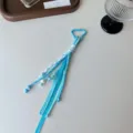 Blaues geflochtenes Umhängeband mit Karabiner und Perlen, süßer Taschenanhänger und Schlüsselanhänger. - Blaues Fischgrätband mit Hahnentritt-Köper