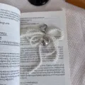 Ασημένιο μπρελόκ με φιόγκο από πέρλες και καρδιά, κομψό και μοντέρνο αξεσουάρ τσάντας. - Kremasto me Margaritari, Fiogko kai Kardia