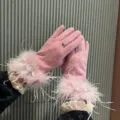 Vue détaillée et cercana de gants tactiles en cachemire rose ornés de plumes d'autruche et strass. - Taille unique / Rose avec Plume d'Autruche