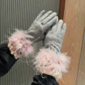 Détail en gros plan de gants en cachemire gris avec plumes d'autruche roses et strass. - Taille unique / Gris avec Plume d'Autruche