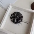 Schicke Tweed Kamelie Brosche, elegante handgefertigte Stoffblume für Damenbekleidung. - Einlagige Goldfaden Kaffeeblumen Brosche