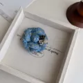 Blaues Tweed Kamelien Anstecknadel mit Nummer 5 Anhänger elegante schicke Stoff Brosche Schmuck - Verdickter Goldfaden Blaue Blumen + Nummer 5 Brosche
