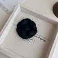 Elegante schwarze Stoff-Kamelienblüte Brosche, stilvolle handgemachte florale Haarspange. - Verdickte Schwarze Pailletten Brosche