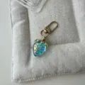 Blauer Kristall Erdbeere Schlüsselanhänger, süßer Taschen Anhänger, modischer Metallring. - Transparente Blaue Erdbeere