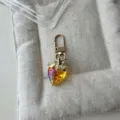 Süßer Erdbeer Schlüsselanhänger mit goldenem Karabiner, farbenfroher Taschen Anhänger Accessoire. - Transparente Orange Erdbeere
