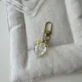 Süßer Erdbeer Schlüsselanhänger, goldener Metallverschluss Taschenanhänger für Damen. - Transparente Weiße Erdbeere