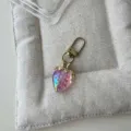 Schluesselanhaenger in pinker Erdbeer Form, stilvoller Taschenanhaenger mit Metall. - Transparente Purpurne Erdbeere