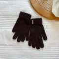 Dunkelbraune Winterstrickhandschuhe mit Metallschild, warme Fingerhandschuhe fuer Alltag. - Einheitsgröße / Kaffee