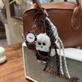 Flauschiger lockiger Welpe Plüsch Tasche Anhänger Schlüsselanhänger mit Pokerchip und Riemen. - Weißer Teddybär Anhänger