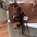 Niedlicher gelockter Plüschwelpe Taschenanhänger Detailansicht, Leder Teddybär Schlüsselanhänger. - Brauner Teddybär Anhänger