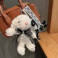 Süßer Plüsch Kaninchen Schlüsselanhänger mit Karoschleife und Kamelie für Taschen. - Schwarz Häschen