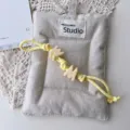 Elegantes handgemachtes geflochtenes Buchstaben-Lanyard und Stofftaschen-Set für trendige Accessoires. - Cremegelb