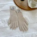 Beige Strickhandschuhe für Damen, warme Fünffinger-Winterhandschuhe mit Stoffaufnäher. - Einheitsgröße / Beige