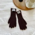 Dunkelbraune, warme Strick-Fünffingerhandschuhe aus Wolle, ideal für den kalten Winter im Freien. - Einheitsgröße / Kaffee