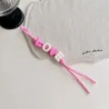 Bunter Acryl Buchstaben Perlen geflochtener Seil Taschenanhänger, stilvolles Accessoire. - Dunkelrosa LOVE