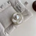 Kamelie Stoff Brosche, weiße goldene Perle Blumen Anstecknadel, elegante Modeschmuck. - Drei-Blatt Weiß Brosche