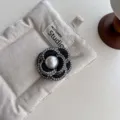 Schicke Kamelien Brosche mit Perle, eleganter Stoff Anstecker fuer elegante Damenkleidung. - Drei-Blatt Schwarz Brosche