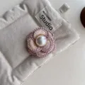Elegante Tweed Kamelie Broche mit Perle, schicker Anti-Blend-Anstecker für Damen. - Drei-Blatt Rosa Brosche