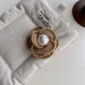 Elegante Vintage Kamelie Brosche mit Goldkette und Perle, edler Blumen Anstecker für Damen Anzüge. - Drei-Blatt Klobige Kette Brosche / Camel