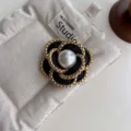 Elegante Kamelien Brosche für Damen mit schwarzem Wollblüten, Goldkette und Perlen Pin. - Drei-Blatt Klobige Kette Brosche / Schwarz