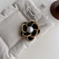 Elegante Kamelienblüten Brosche mit Perle und Goldkette für Damen Anzug Dekoration Accessoire - Fünf-Blatt Klobige Kette Brosche / Schwarz