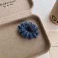 Blaues flauschiges Telefonkabel Haargummi, plüschiger Winter Haargummi für Zopfstyling. - Dunkelblau