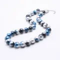 Primo piano dettagliato della collana di perle per bambini con sfumatura blu e argento. - 10