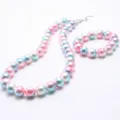 Detailansicht des pastellfarbenen Perlenhalsband- und Armband-Sets für Kinder im Alltag. - Rosa Blau Verlauf