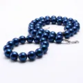 Detailansicht des blauen Perlen Halsketten und Armband Sets mit glänzenden runden Perlen. - Blau