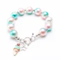 Joli bracelet de perles pour enfants avec perles pastel, pendentif glace et fermoir cœur. - 11