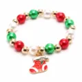 Weihnachtskinder Perlenarmband mit roten weissen gruenen Perlen und suessem Stiefelanhaenger. - Weihnachtsstrumpf-Stil