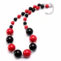 Kinder Statement Halskette mit roten und schwarzen Acrylperlen und Metallkettendetails. - Rot und Schwarz